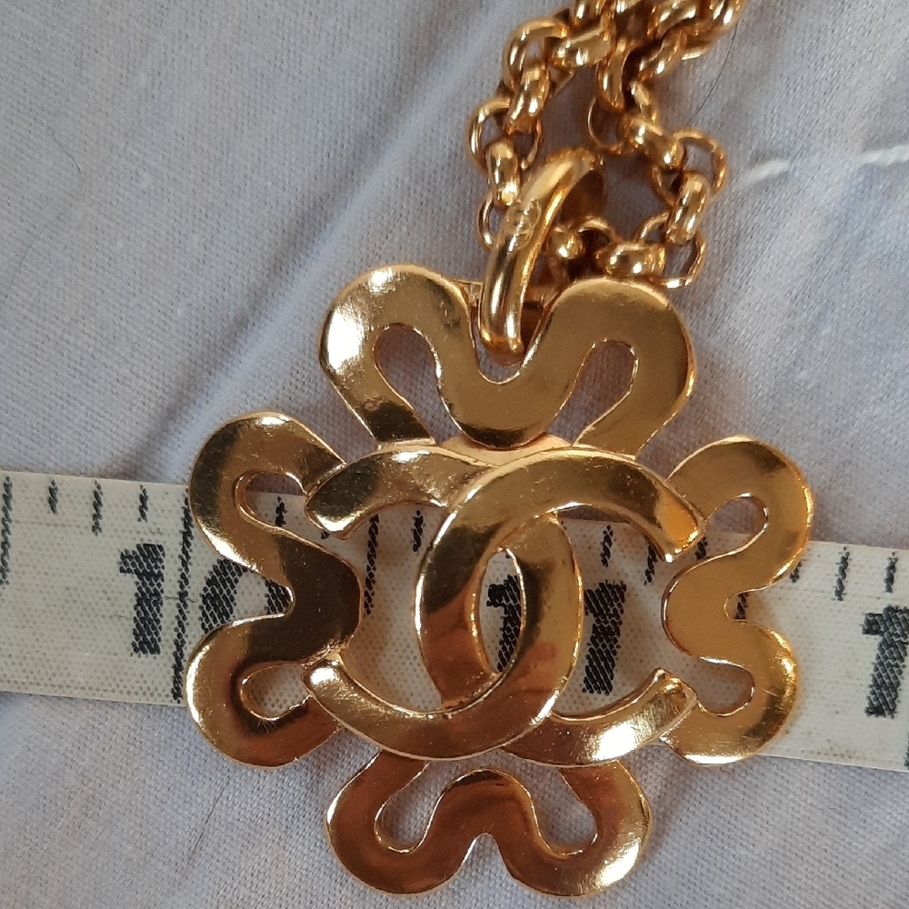 CHANEL Gold Floral Pendant Necklace, AUTHENTICATED!! - Picture 8 of 11